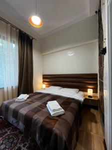 埃里温Apartments Pushkin Street的一间卧室配有一张大床和两条毛巾