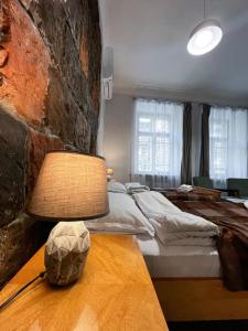 埃里温Apartments Pushkin Street的一间卧室配有一张床和一张桌子上的台灯