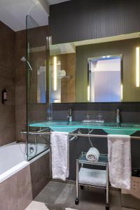 塞维利亚Porcel Torneo的一间带水槽、浴缸和镜子的浴室