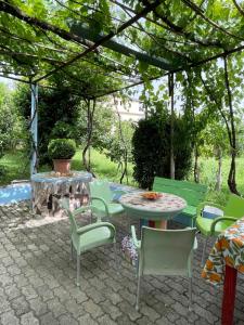 培拉特Villa Mance的庭院配有桌椅和壁炉