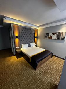 梅尔辛Eniza Hotel的一间卧室,卧室内配有一张大床