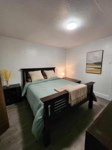 Port-DanielOasis de la Baie的一间卧室配有一张大床和一张桌子