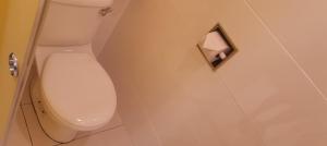云顶高原First World Hotel的浴室里设有白色的马桶,配有卫生纸