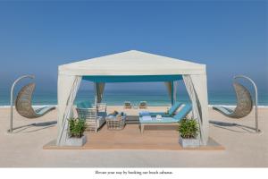 迪拜Mandarin Oriental Jumeira, Dubai的海滩上凉亭的 ⁇ 染