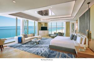 迪拜Mandarin Oriental Jumeira, Dubai的酒店客房设有一张大床和一间客厅。