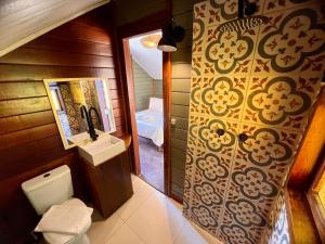圣安东尼奥-杜皮尼亚尔Reserva Santo Antônio的一间带卫生间、水槽和镜子的浴室