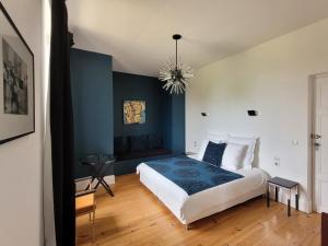 凯拉克Château Bernon Maison d Hotes - Piscine et sauna的一间卧室配有一张蓝色墙床
