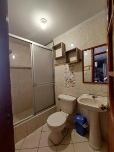莫克瓜Hostal COLUMBIA的浴室配有卫生间、盥洗盆和淋浴。