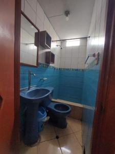 莫克瓜Hostal COLUMBIA的一间带水槽和卫生间的浴室