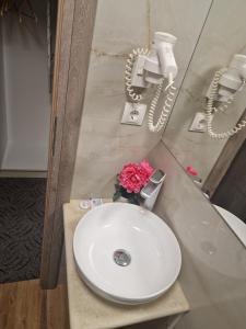 贝尤什Motel LAGUNA的浴室配有白色水槽和浴缸。