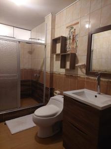 莫克瓜Hostal COLUMBIA的浴室配有卫生间、淋浴和盥洗盆。