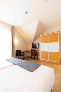 诺哈Hotel Marítimo Ris con garaje的酒店客房 - 带一张床和一张带椅子的桌子
