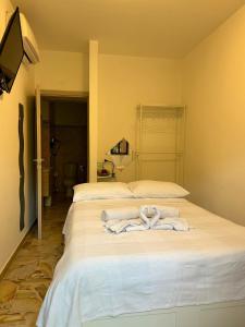 卡斯泰尔莫拉Venere B&B Castelmola的一间卧室配有两张带毛巾的床