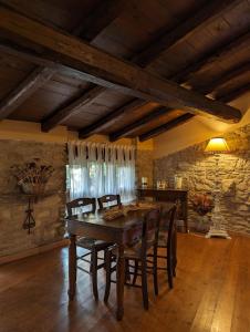 Nibbiano穆利诺伦提诺度假屋的一间带木桌和椅子的用餐室