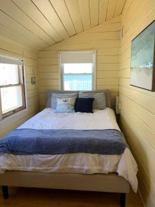  东港Cozy Beach - Direct Waterfront!的一间小房间的卧室,配有一张床铺