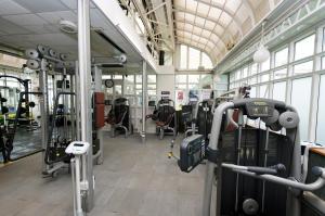 胡克贝辛斯托克Spa酒店的健身房,配有各种跑步机和机器