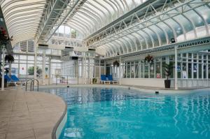 胡克贝辛斯托克Spa酒店的一个带玻璃天花板的大型游泳池