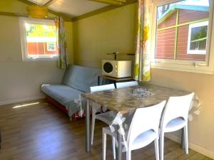 卡尔维Camping Dolce Vita的客厅配有桌子和沙发