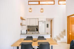 贝萨卢Ca lEudald 3 Apartamento en Besalú con terraza的厨房以及带桌椅的用餐室。