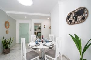 EsteponaLos Áticos的白色的用餐室配有白色的桌椅