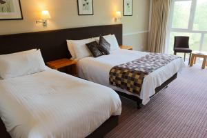 格雷夫森德湖上旅馆的酒店客房设有两张床和窗户。