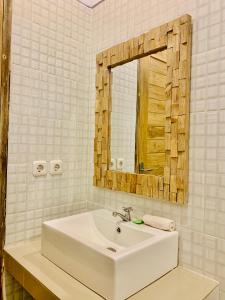 坎古Bali intan Canggu的白色的浴室设有水槽和镜子