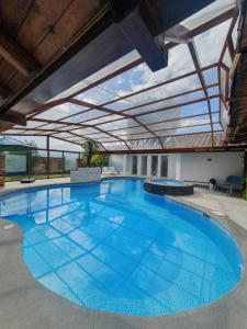 塔巴贝拉机场花园酒店的一座室内游泳池,内设一个大型蓝色游泳池