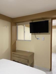科韦尼亚斯Cabañas covemar的卧室配有壁挂式平面电视。