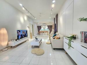 Petaling Jaya Premium Bungalow 4 Bed Rooms for up tp 18Pax, SS14, Plaza33 , 3 2 Square, Jaya One , SS2