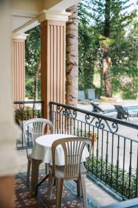 蓬塔卡纳Hotel Brisa的阳台配有一张桌子和两把椅子