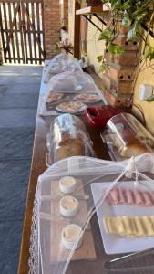 阿廷斯Aquarela Suítes Atins的长桌,长桌里放着不同种类的食物