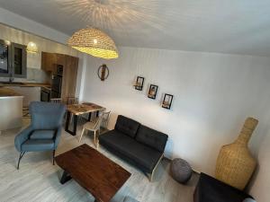 斯基罗斯岛Filia Skyros Suites的客厅配有沙发和桌子