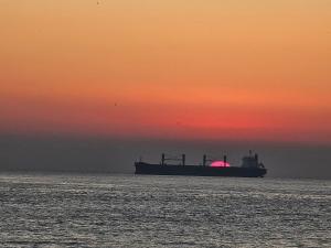 维纳德马Departamento Frente al Mar的日落时分在海洋中的一艘大船