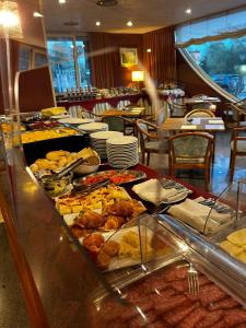 佩斯卡拉玛雅酒店的包含多种不同食物的自助餐