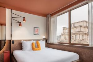 布鲁塞尔The Usual Brussels的酒店客房设有两张床和窗户。