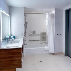 沃尔顿堡滩Home2 Suites By Hilton Fort Walton Beach的带浴缸、水槽和淋浴的浴室