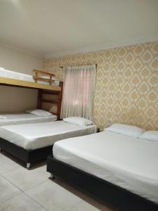 巴耶杜帕尔Hotel Kasvel的一间房间,有三张床