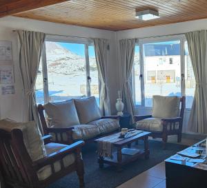 卡薇亚惠Nothofagus的带沙发、椅子和窗户的客厅