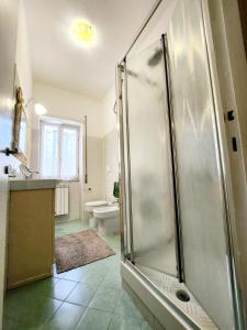 钱皮诺Appartamento comodo e accogliente a Ciampino的带淋浴和盥洗盆的浴室