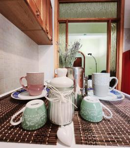 钱皮诺Appartamento comodo e accogliente a Ciampino的厨房柜台,配有杯子和盘子以及镜子