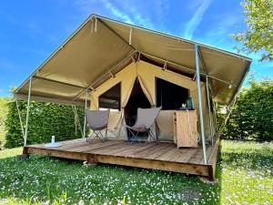 沃勒维克Camping Onlycamp Pierre & Sources的木制甲板上配有两把椅子的帐篷