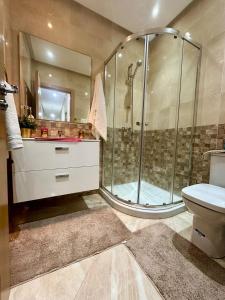 布兹尼盖superbe appartement en résidence balnéaire的带淋浴、卫生间和盥洗盆的浴室