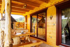NazarjeLake Cottage - Koča ob jezeru的小木屋设有木桌和窗户