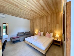 FicarraVilla Ginevra Resort Agrituristico的一间卧室配有一张床和一张沙发