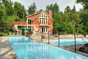 蒙特朗布朗Les Eaux 207-2 Mountain adventure的房屋前设有游泳池的房屋
