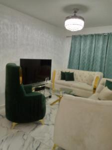 LiceyApartamento Amublado con piscina的客厅配有两张沙发和一台电视机