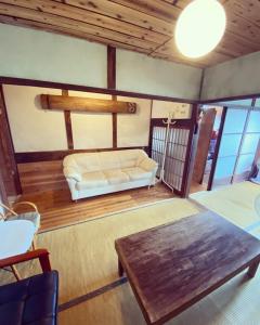 京都奥特罗蒙多旅馆的客厅配有沙发和桌子