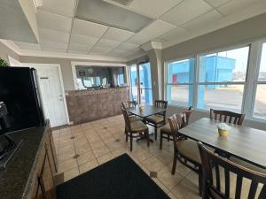 加尔维斯敦Econo Lodge Galveston Seawall的厨房设有带桌椅的用餐室