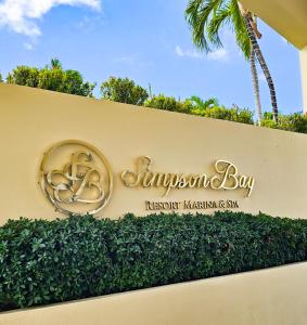 辛普森湾Simpson Bay Resort Marina & Spa的海燕尼斯湾度假区营销和spa标志