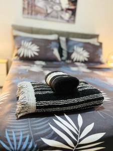 地拉那ALBI’S Apartment的床上的一大堆毛巾